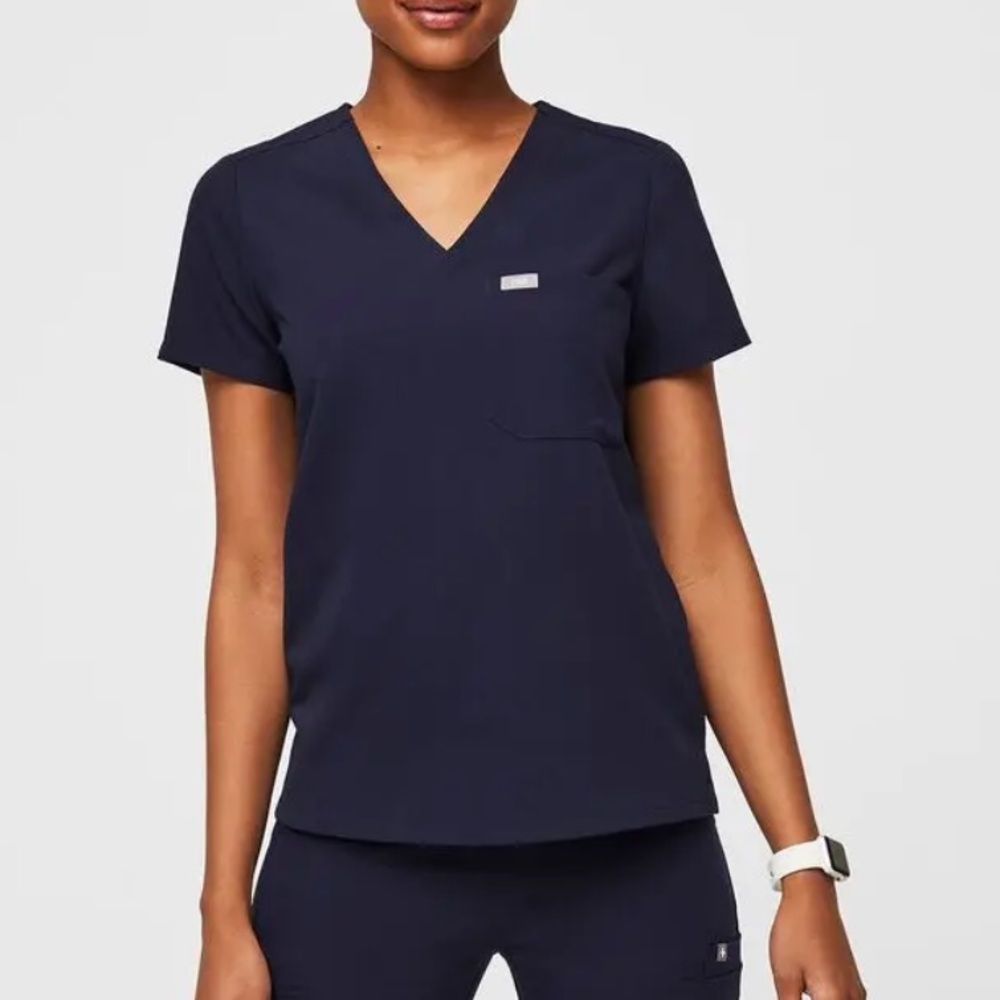 Figs Catarina One-Pocket Scrub Top (navy blue)